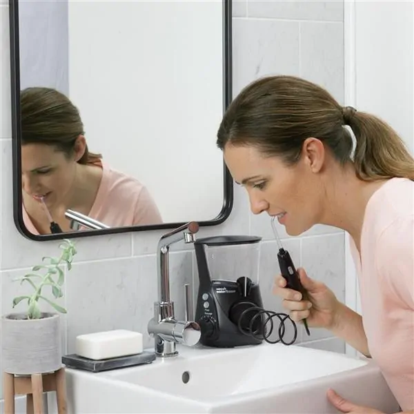 using-aquarius-water-flosser-wp