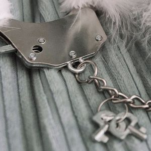 Наручники металеві Adrien Lastic Handcuffs Black з чорним пухнастим оздобленням