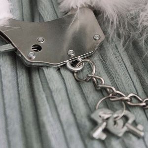 Наручники металеві Adrien Lastic Handcuffs White з білим пухнастим оздобленням