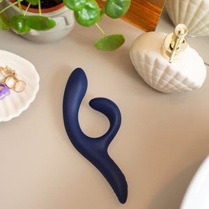 Смарт вібратор-кролик We-Vibe Nova Midnight Blue, ергономічний, регульований кут нахилу стовбура