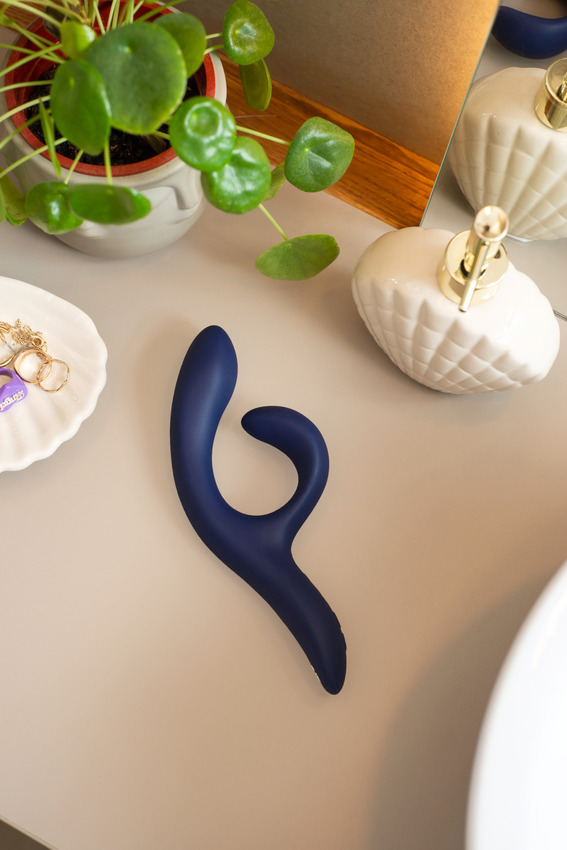 Смарт вібратор-кролик We-Vibe Nova Midnight Blue, ергономічний, регульований кут нахилу стовбура