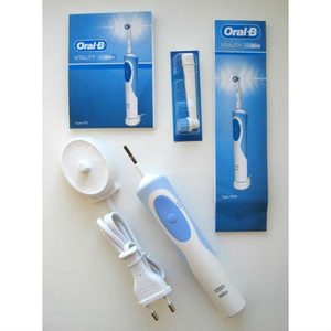 Електрична зубна щітка ORAL-B BRAUN Vitality 2D/D12 + подарункова насадка у комплекті