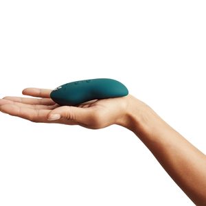 Потужний мінівібромасажер Touch X Green Velvet by We-Vibe, зручно поєднувати з проникним сексом